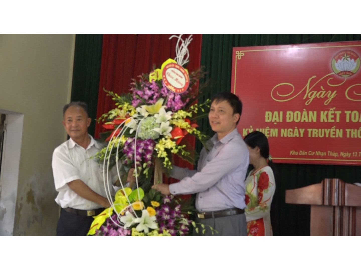   Đồng chí Phó Bí thư Thường trực Huyện uỷ dự ngày hội Đại đoàn kết toàn dân tại khu dân cư Nhạn Tháp, xã Mễ Sở