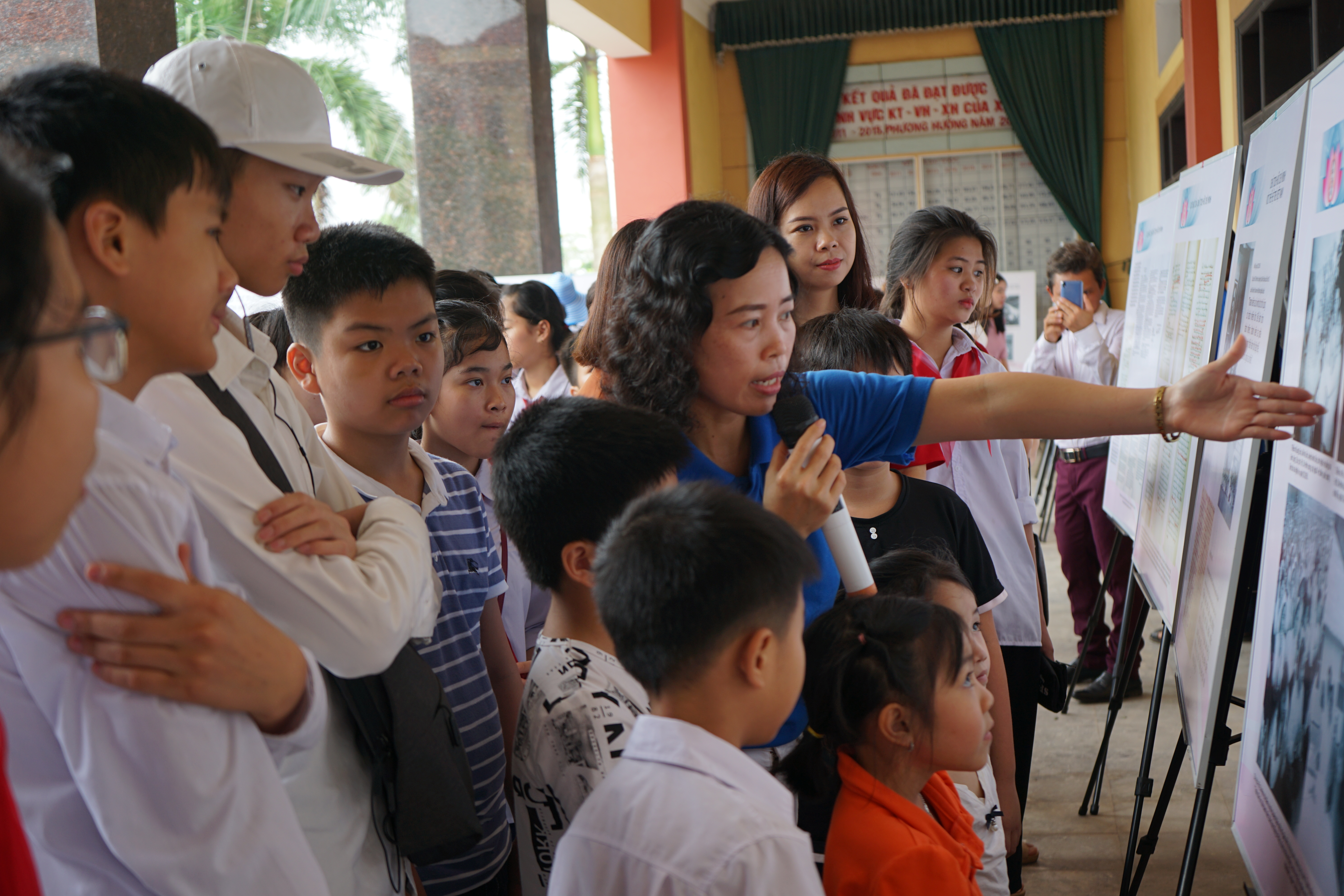   Văn Giang triển lãm ảnh “Tuổi trẻ Việt Nam nhớ lời Di chúc theo chân Bác”