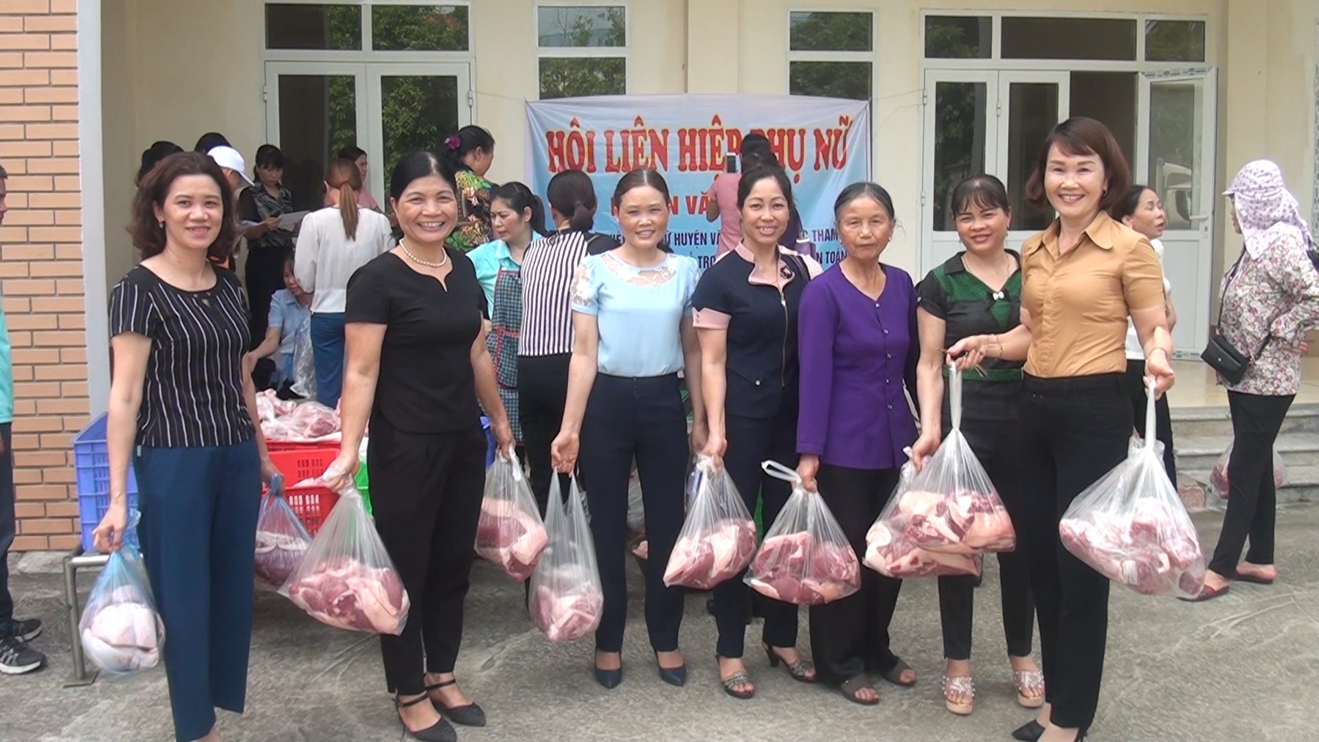   Hội Phụ nữ huyện Văn Giang hưởng ứng phong trào hỗ trợ tiêu thụ thịt lợn an toàn