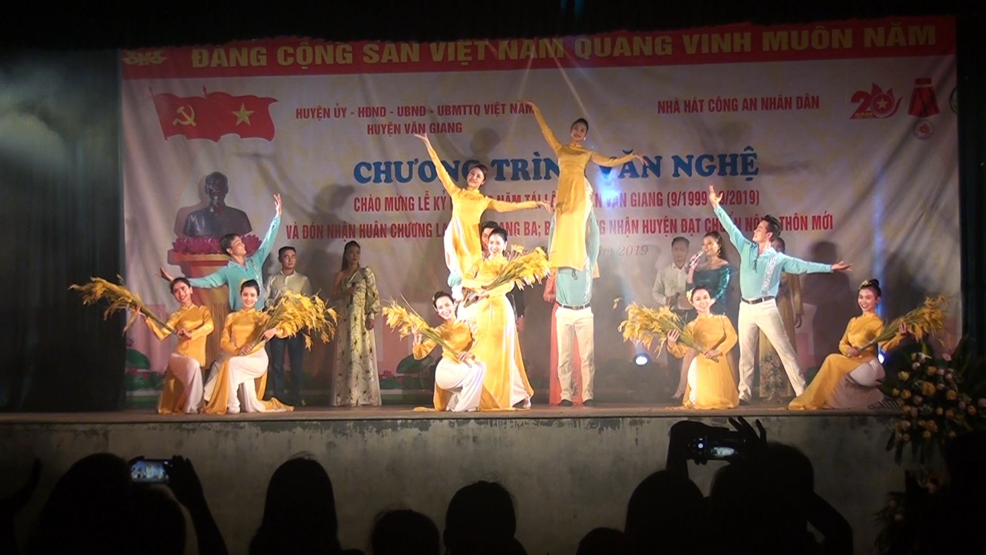   Văn Giang: Tổ chức văn nghệ chào mừng 20 năm tái lập