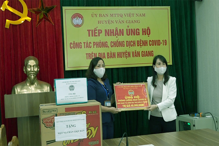   Văn Giang: Nhiều tập thể, cá nhân ủng hộ tiền, vật tư y tế để chống dịch Covid-19