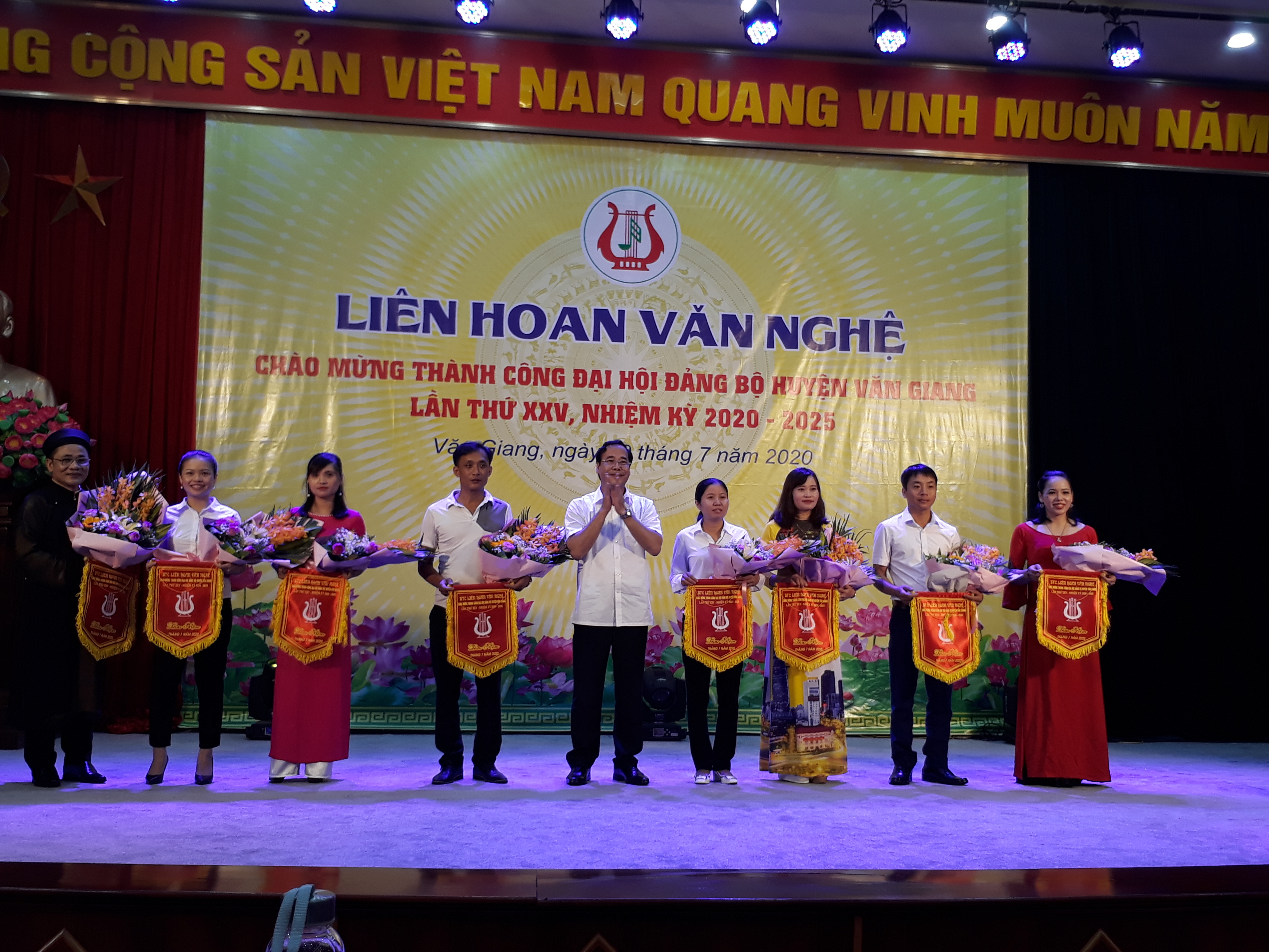   Liên hoan văn nghệ nghệ chào mừng thành công Đại hội Đảng bộ huyện Văn Giang lần thứ 25