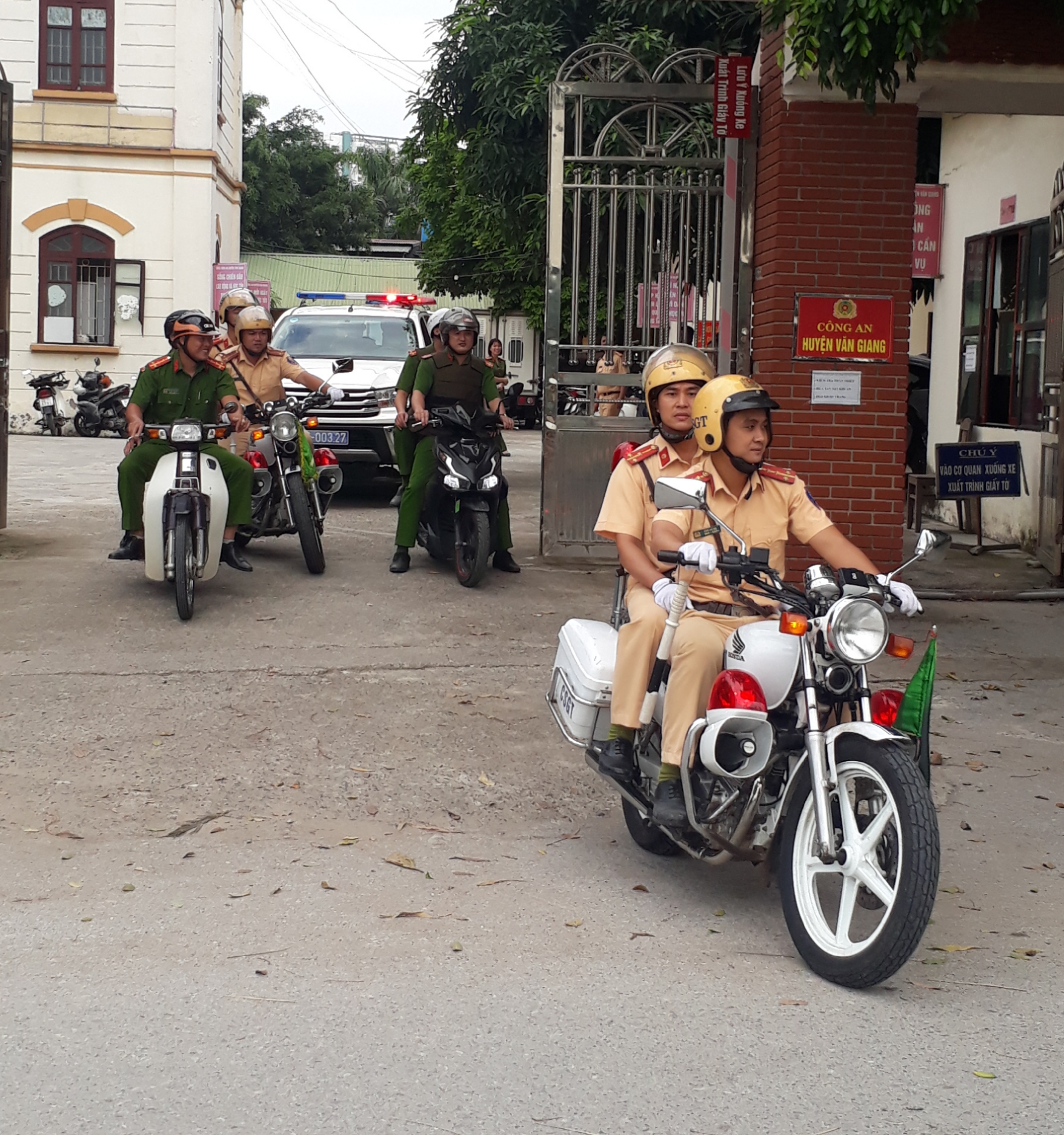   Công an huyện Văn Giang tổ chức diễu hành ra quân tấn công trấn áp tội phạm, bảo đảm ANTT