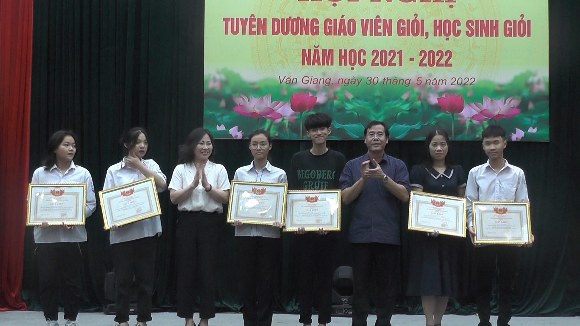   Huyện Văn Giang tổ chức Tuyên dương giáo viên, học sinh giỏi năm học 2021-2022