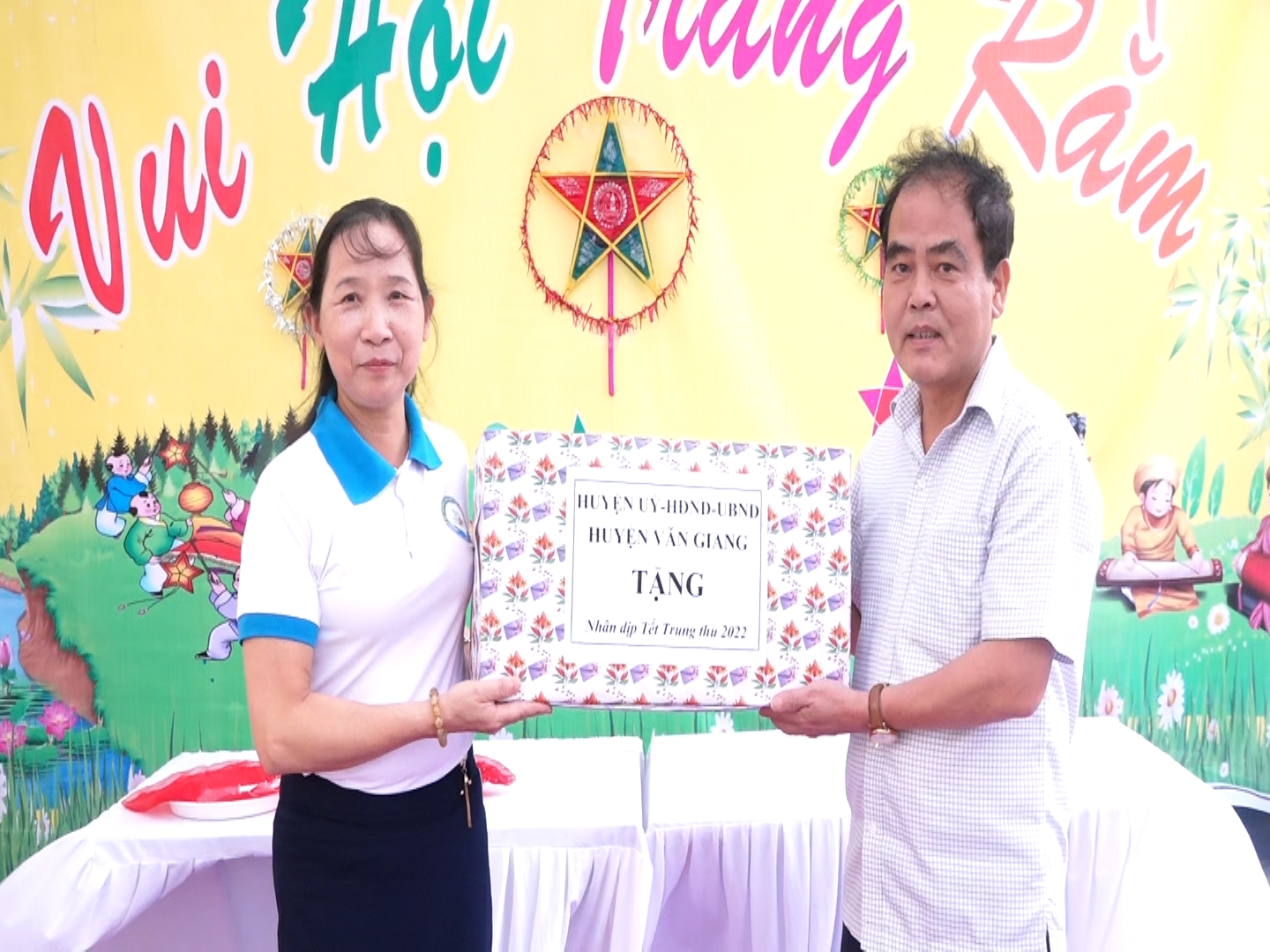   Văn Giang tặng quà cho trẻ em nhân dịp tết trung thu