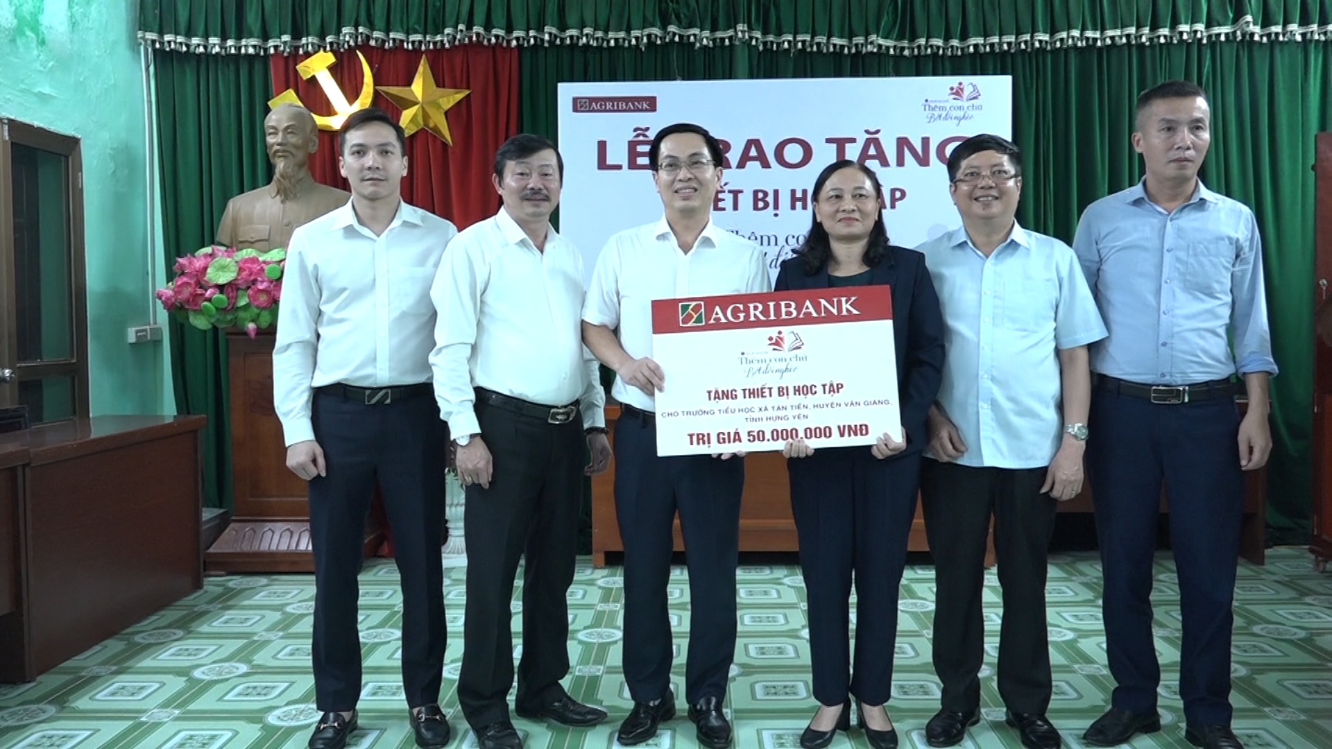   Ngân hàng Nông nghiệp và Phát triển nông thôn CN Văn Giang trao tặng 40 bộ bàn ghế học tập cho Trường Tiểu học Tân Tiến