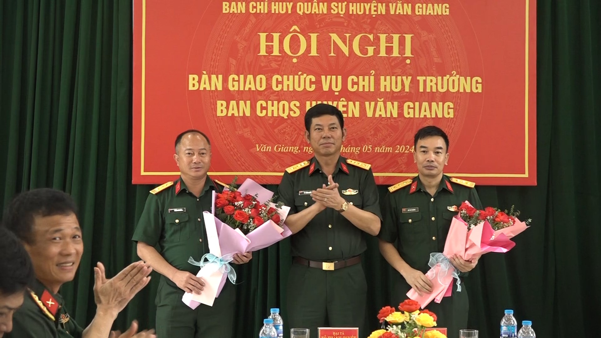 Bàn giao chức vụ Chỉ huy trưởng Ban Chỉ huy Quân sự huyện Văn Giang