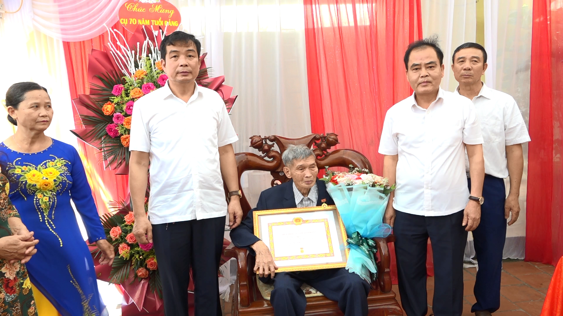   Đồng chí Bí thư Huyện ủy Văn Giang: Trao tặng huy hiệu Đảng tặng các đảng viên tại xã Vĩnh Khúc