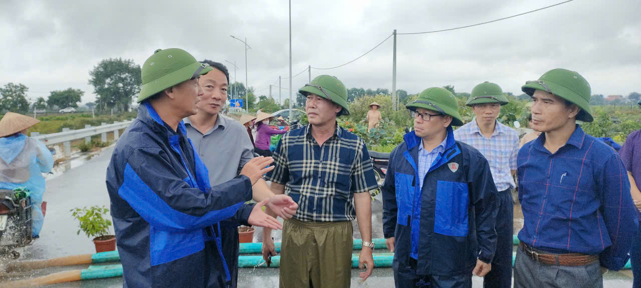 Các đồng chí lãnh đạo tỉnh và huyện kiểm tra tình hình thiệt hại, trực tiếp chỉ đạo công tác chống úng