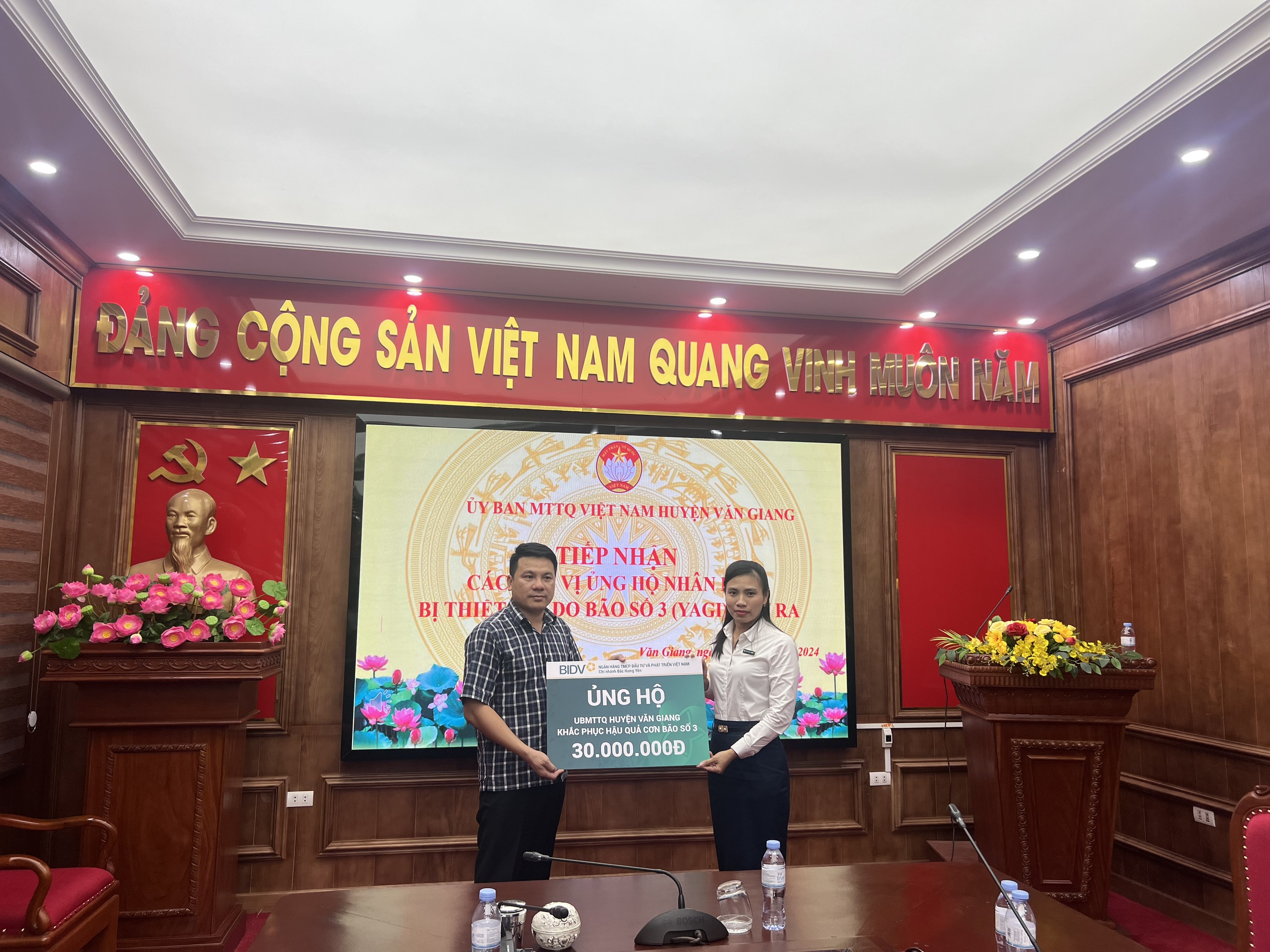 Uỷ ban MTTQ huyện tiếp nhận tiền ủng hộ của 1 số ngân hàng đóng trên địa bàn huyện