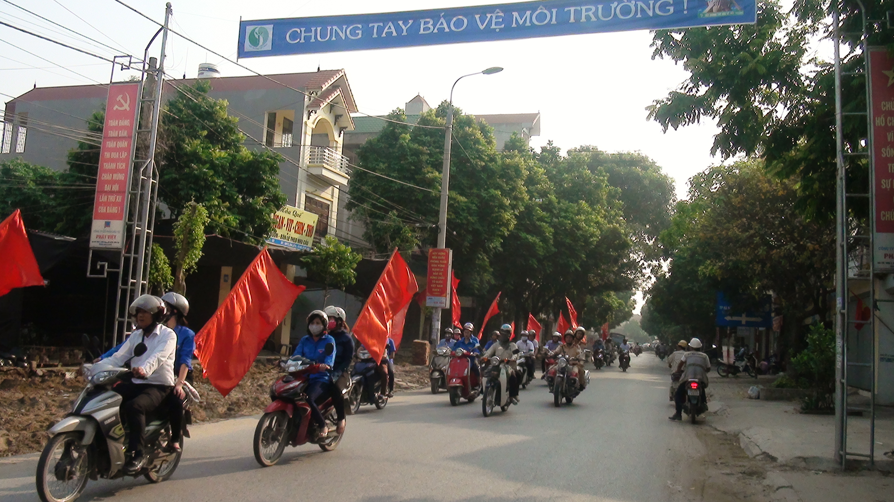   Diễu hành cổ động tuyên truyền hưởng ứng chiến dịch làm cho thế giới sạch hơn năm 2016