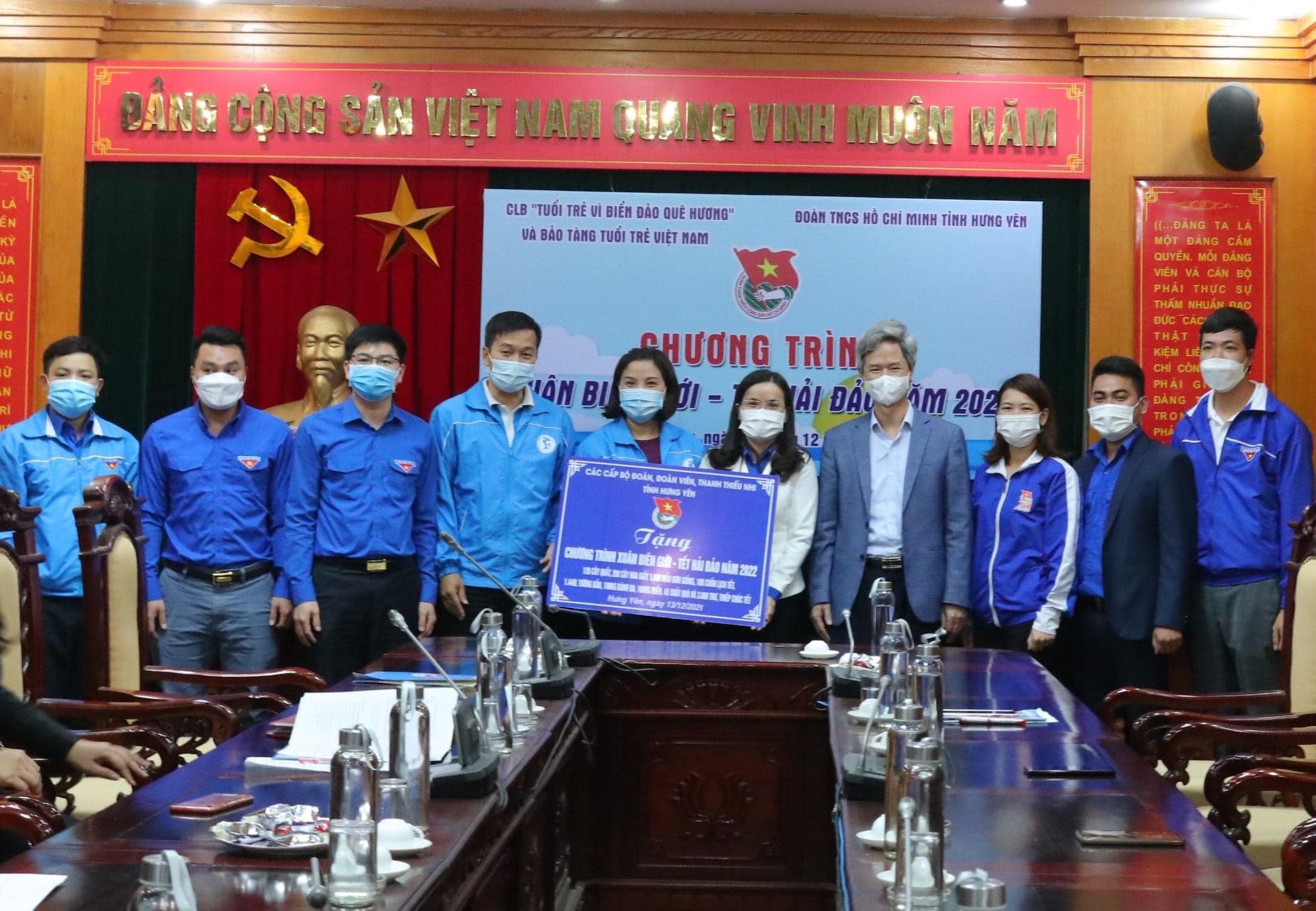 Ảnh: Ban Thường vụ Tỉnh đoàn phối hợp với huyện đoàn Văn giang, Câu lạc bộ “Tuổi trẻ vì biển, đảo quê hương” và Bảo tàng Tuổi trẻ Việt Nam tổ chức Chương trình “Xuân biên giới - Tết hải đảo” năm 2022