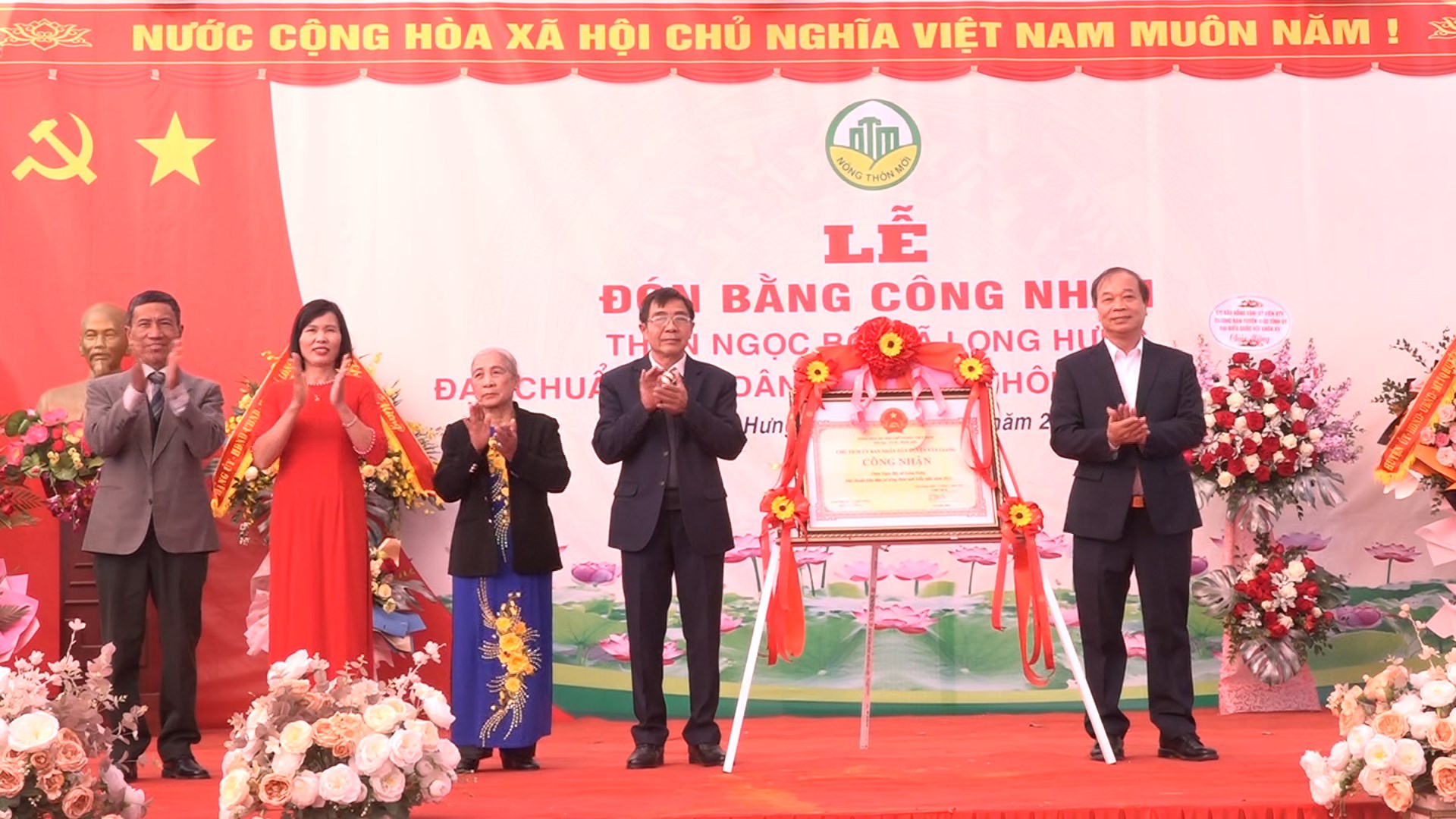 Ảnh: Đồng chí Nguyễn Cao Trào - Ủy viên Ban thường vụ Huyện ủy, Phó Chủ tịch Hội đồng nhân dân huyện tặng hoa chúc mừng