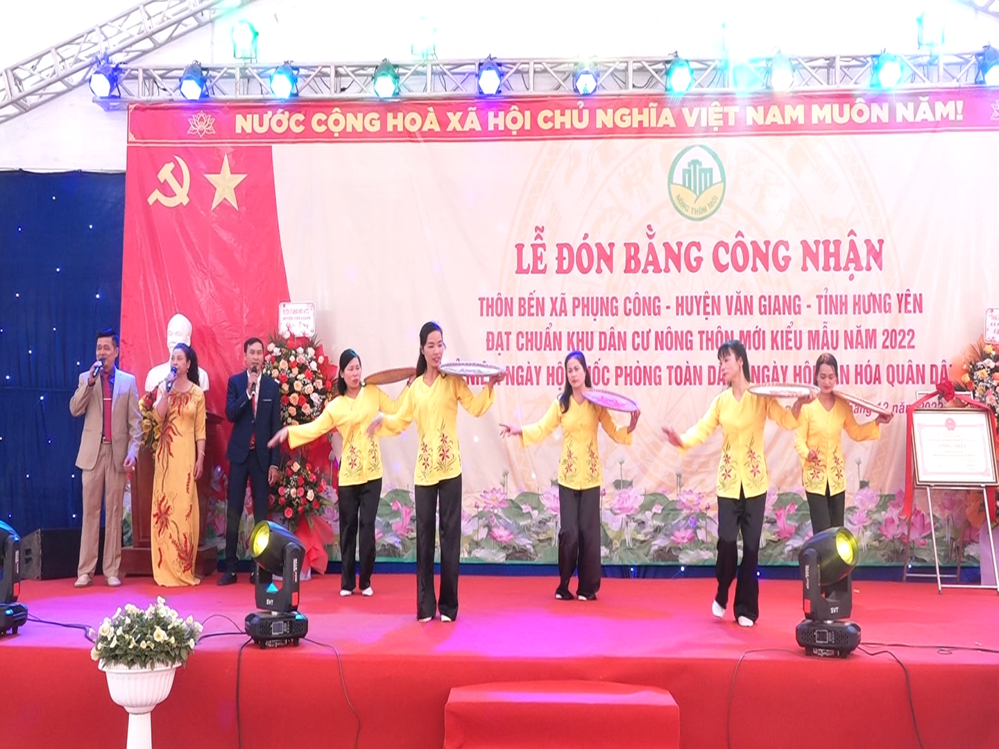 Ảnh: Văn nghệ chào mừng lễ đón bằng KDC Thôn Bến-xã Phụng Công