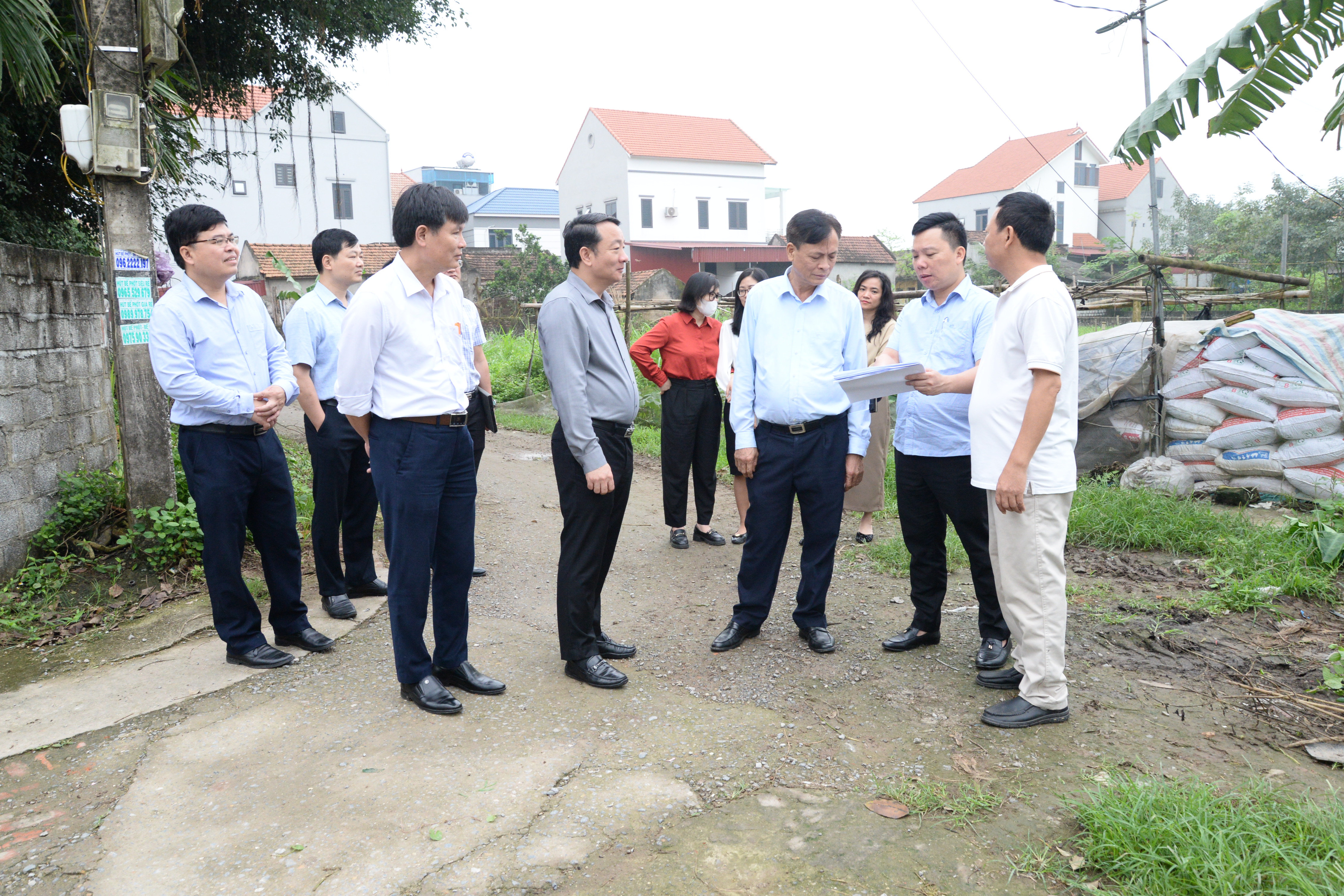 Ảnh: Đoàn công tác đi kiểm tra thực tế khu vực quy hoạch bến xe khách trung tâm huyện ở xã Tân Tiến; mô hình tái chế chất thải hữu cơ, phụ phẩm nông nghiệp ở xã Long Hưng; điểm tập kết rác thải tại xã Vĩnh Khúc