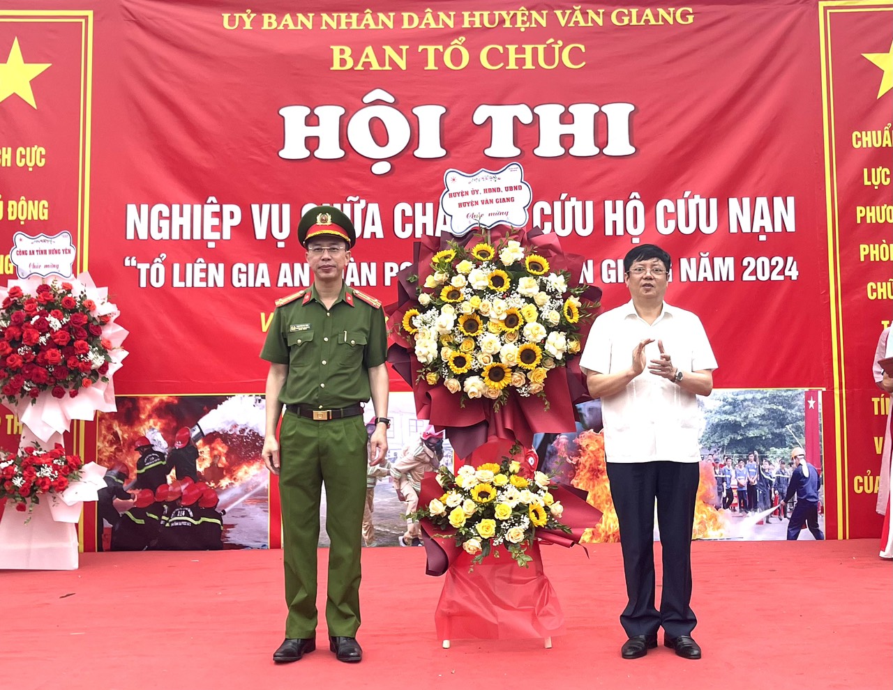 Ảnh: Đồng chí Chu Quốc Hiệu- Phó Bí thư Thường trực Huyện ủy- Chủ tịch HĐND huyện tặng hoa chúc mừng