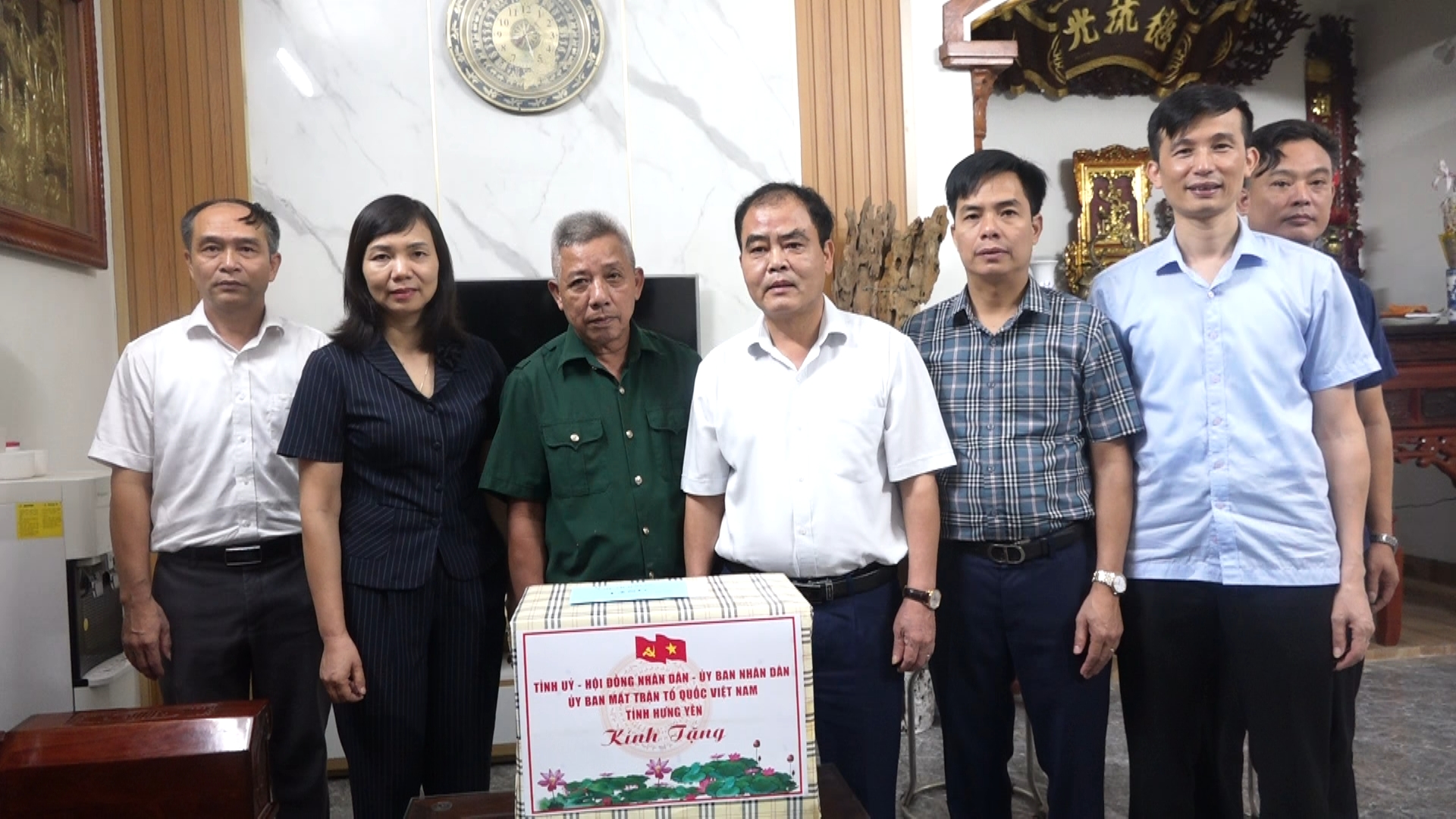 Đồng chí Lê Văn Hưng-Ủy viên Ban Thường vụ Tỉnh ủy-Bí thư Huyện ủy trao quà cho Thương binh Nguyễn Ngọc Kha-xã Liên Nghĩa