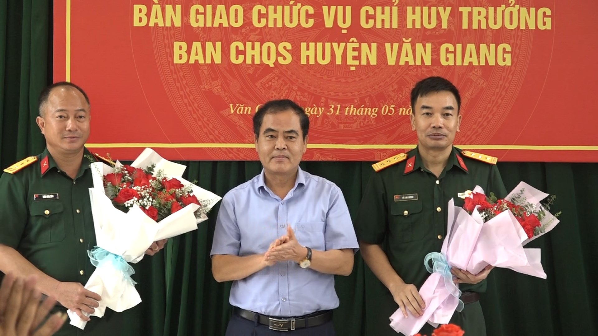 Đồng chí Lê Văn Hưng - Ủy viên Ban Thường vụ Tỉnh ủy, Bí thư Huyện ủy tặng hoa chúc mừng