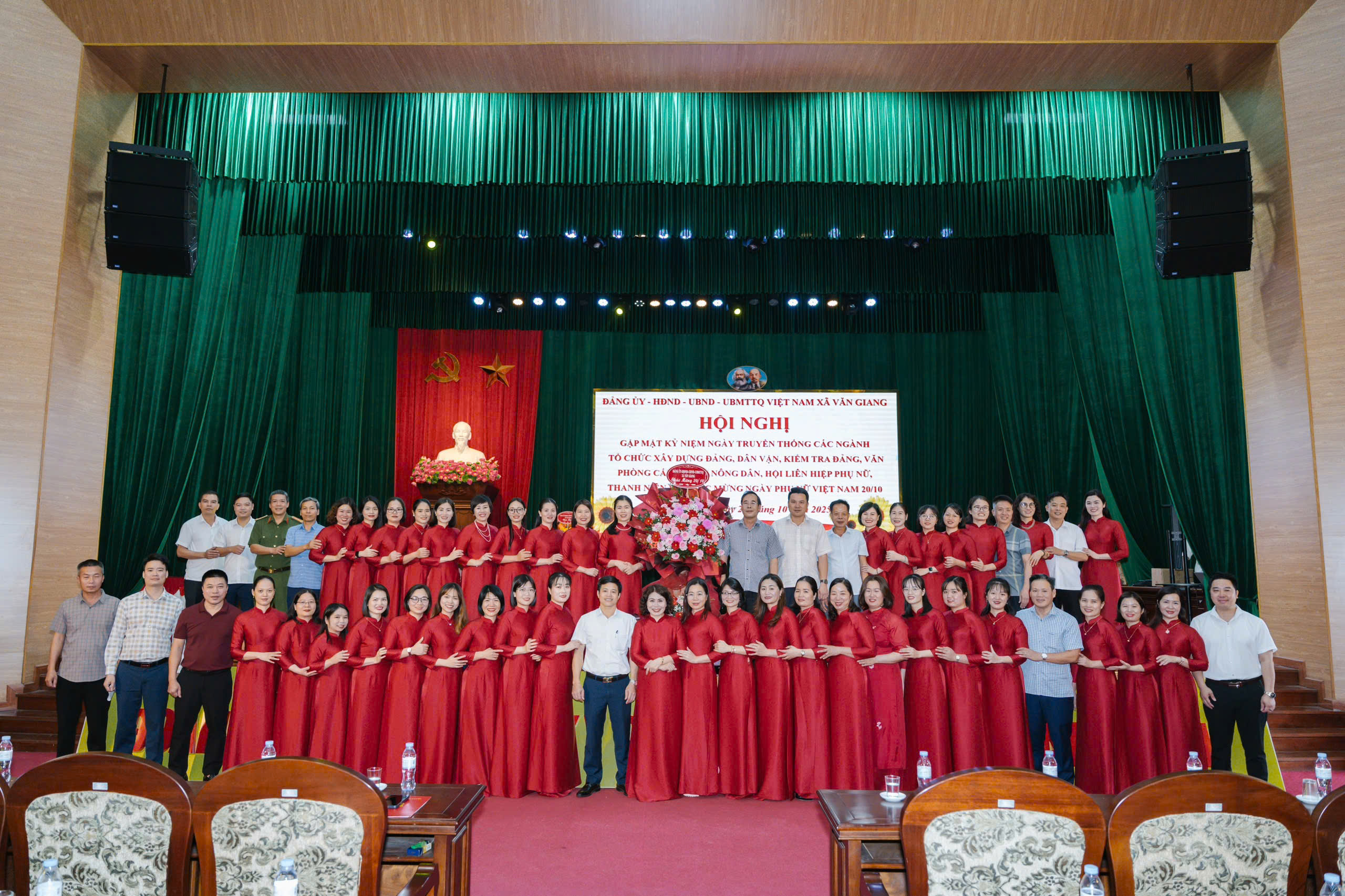 Xã Văn Giang tổ chức gặp mặt kỷ niệm ngày truyền thống các ngành:  tổ chức xây dựng Đảng, Dân vận, Kiểm tra Đảng, Văn phòng cấp ủy,  Hội Nông dân, Hội Liên hiệp phụ nữ, Hội Liên hiệp Thanh niên Việt Nam và chúc mừng ngày Phụ nữ Việt Nam 20/10