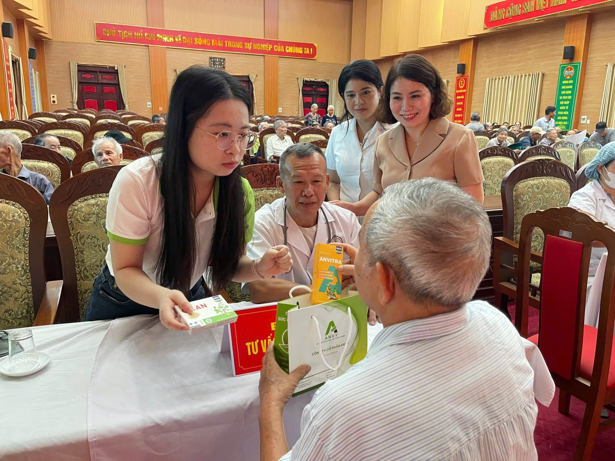 XÃ VĂN GIANG: TRI ÂN, TẶNG QUÀ VÀ KHÁM SỨC KHỎE ĐỊNH KỲ CHO NGƯỜI CÓ CÔNG