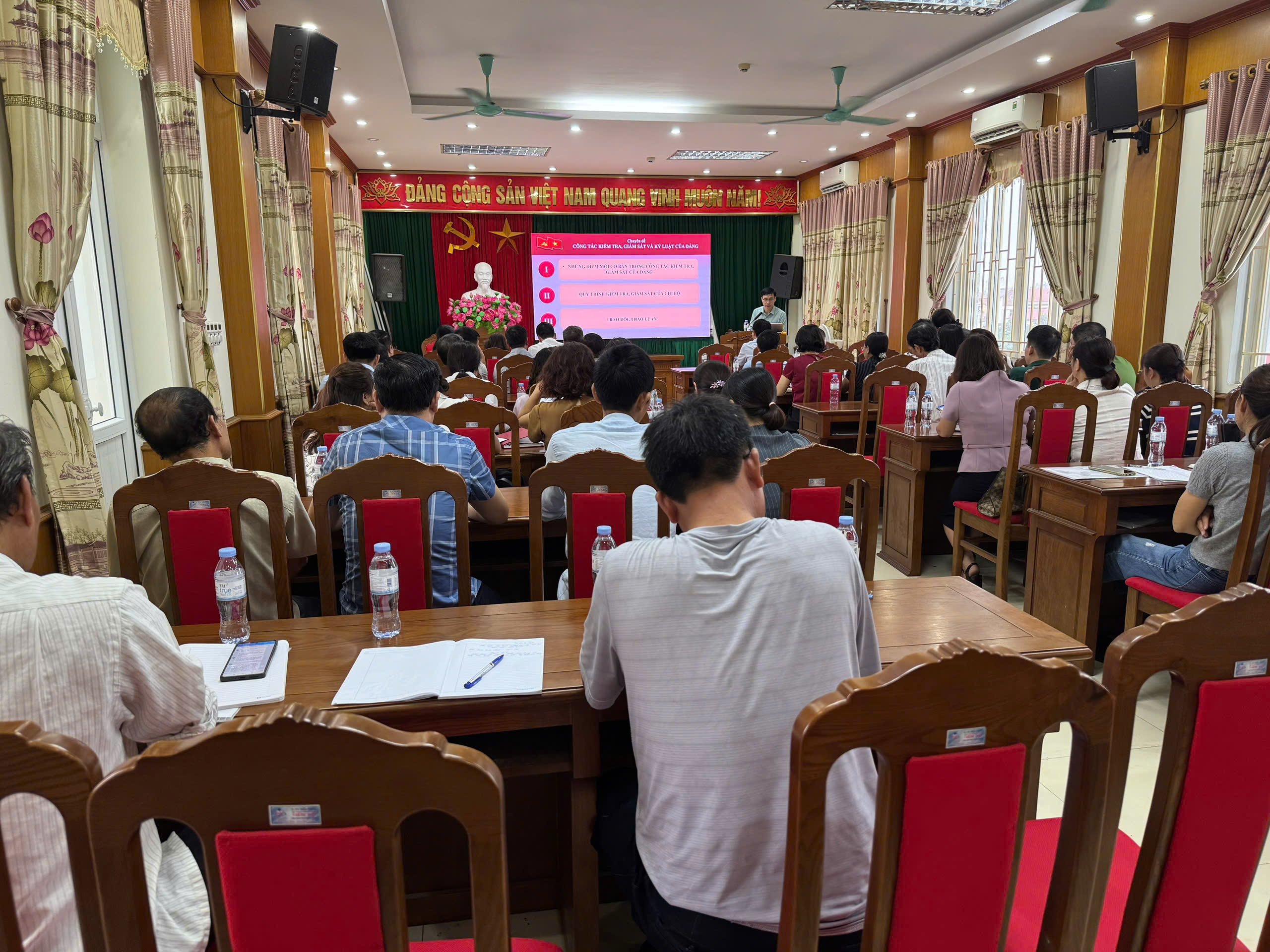 ĐẢNG ỦY XÃ VĂN GIANG TỔ CHỨC HỘI NGHỊ TẬP HUẤN  NGHIỆP VỤ CÔNG TÁC KIỂM TRA, GIÁM SÁT VÀ  THI HÀNH KỶ LUẬT TRONG ĐẢNG NĂM 2025
