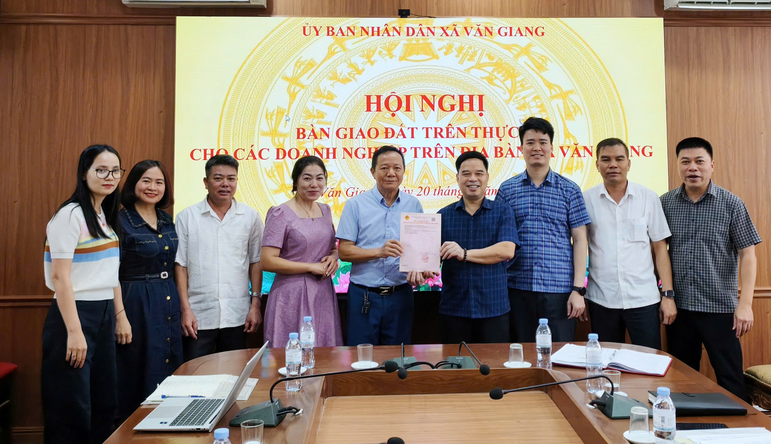 Xã Văn Giang tổ chức hội nghị bàn giao đất trên thực địa  cho các doanh nghiệp thực hiện dự án trên địa bàn xã Văn Giang