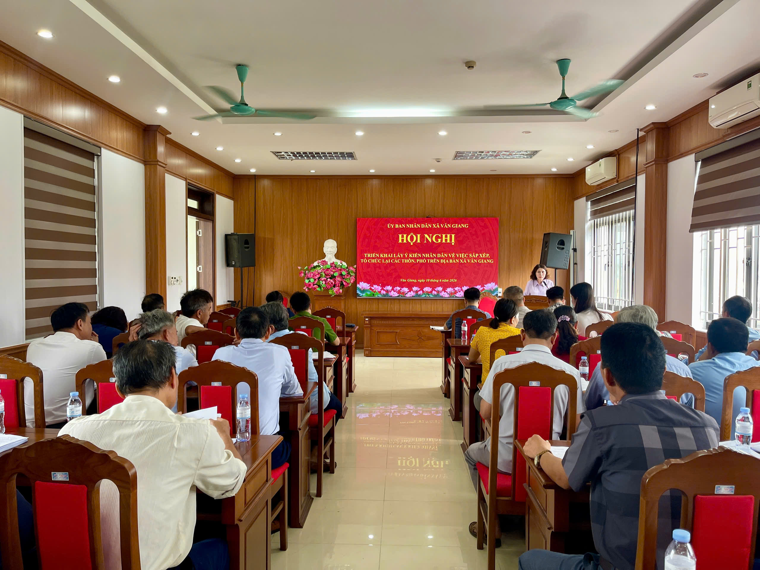 Triển khai kế hoạch tổ chức lấy ý kiến của nhân dân thực hiện sắp xếp lại thôn, tổ dân phố
