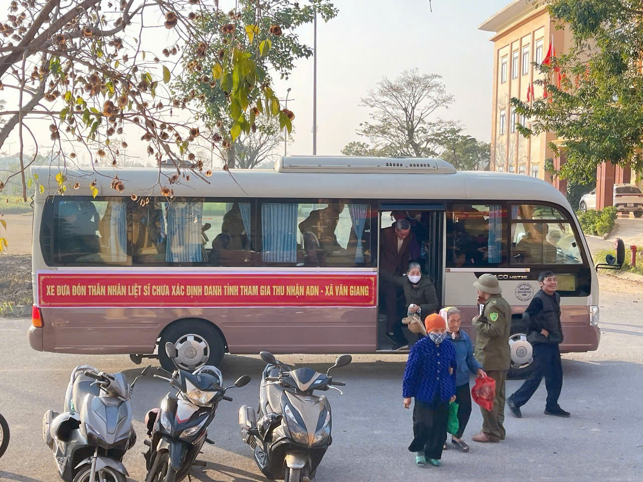 XÃ VĂN GIANG: THU THẬP MẪU ADN PHỤC VỤ XÁC ĐỊNH DANH TÍNH HÀI CỐT LIỆT SỸ