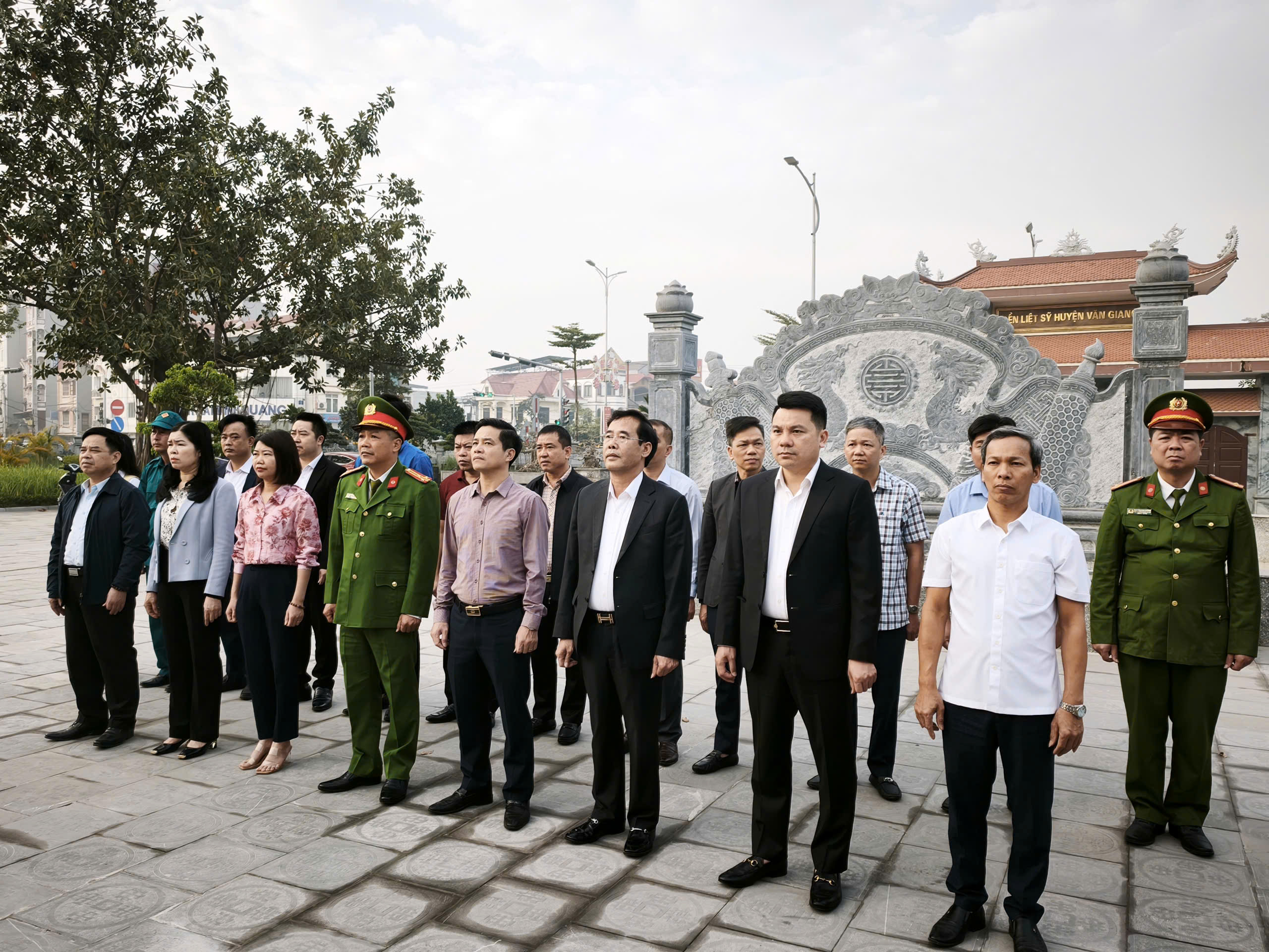 Xã Văn Giang tổ chức dâng hương tại Đền liệt sĩ nhân kỷ niệm  81 năm ngày thành lập Quân đội nhân dân Việt Nam